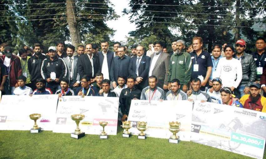 پشاور: ٹور ڈی گلیات نیشنل سائیکل ریس کے فاتح کھلاڑیوں کا ..