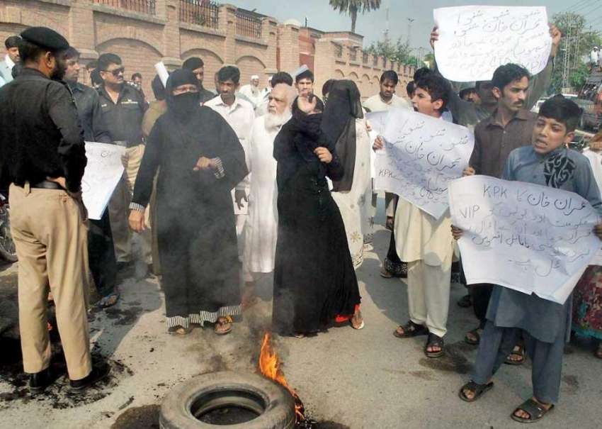پشاور: کوہاٹی گیٹ کے رہائشی اپنے مطالبات کے حق میں احتجاجی ..