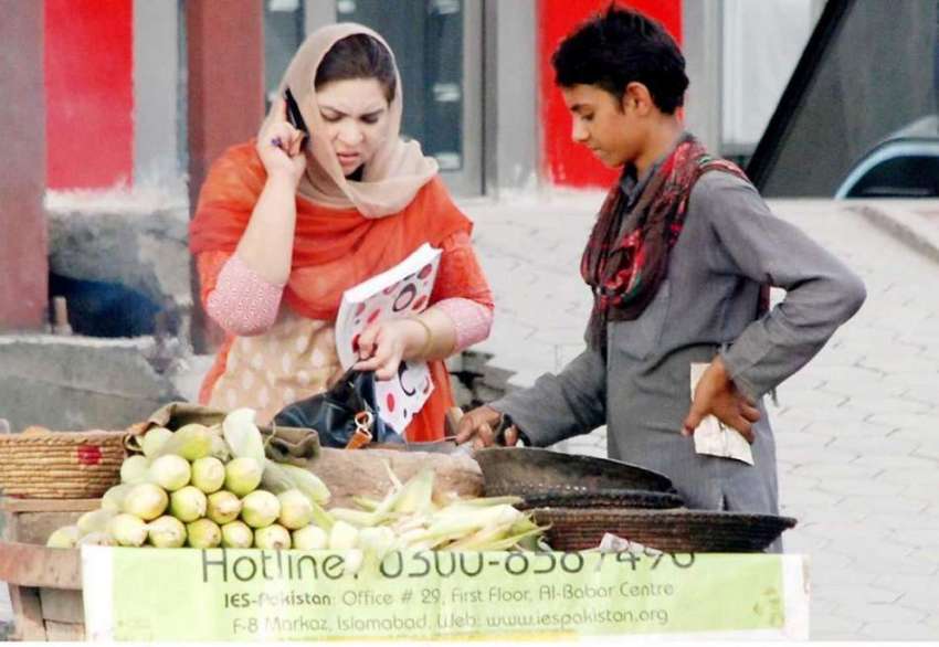 راولپنڈی: خاتون مری روڈ پر ایک ریڑھی بان سے بھنے ہوئے مکئی ..