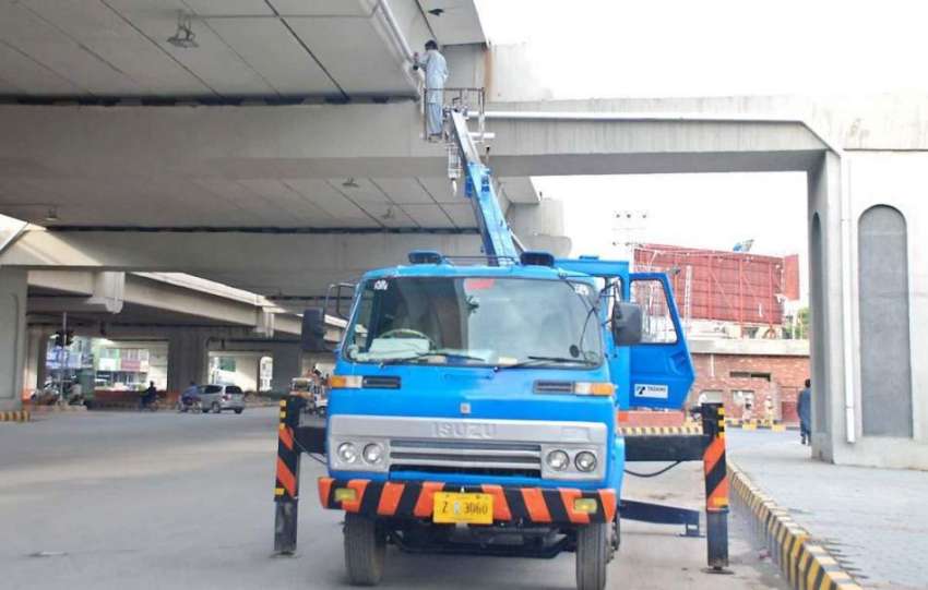 راولپنڈی: مزدور میٹرو بس کے لیے بنائے گئے پل پر کام میں مصروف ..