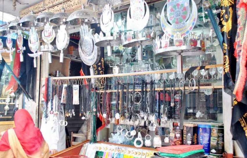 راولپنڈی: محرم الحرام کے لیے ایک دکان کے باہر علم اور دیگر ..