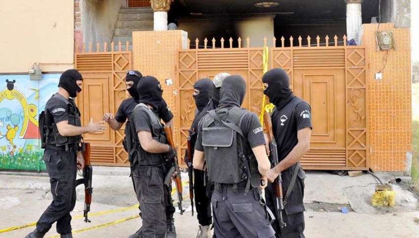 راولپنڈی: دہشتگردوں کے گھر کے باہر سکیورٹی فورسز کے اہلکار ..