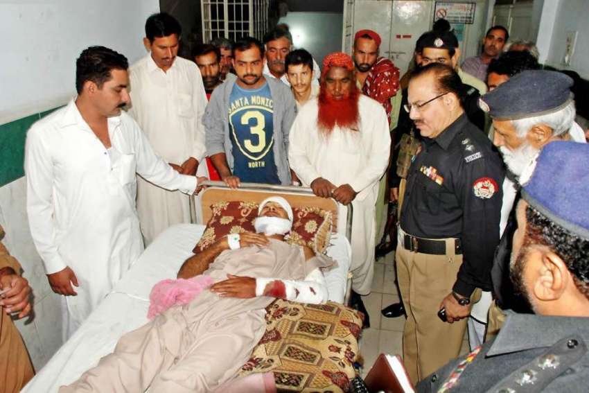 راولپنڈی: ایس پی پولیس حسیب شاہ زخمیوں کی عیادت کر رہے ہیں۔