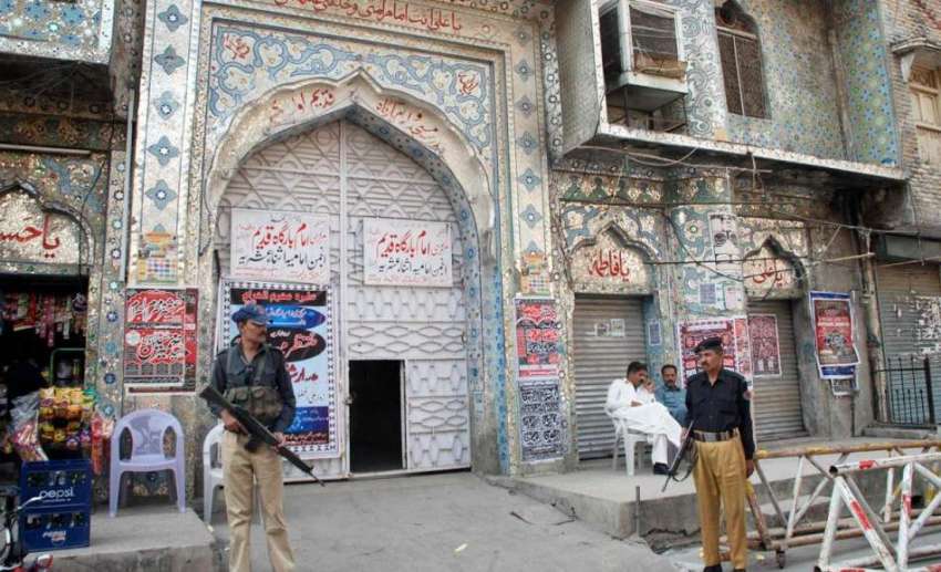راولپنڈی: پولیس اہلکار مرکزی امام بارگاہ کے باہر الرٹ کھڑے ..