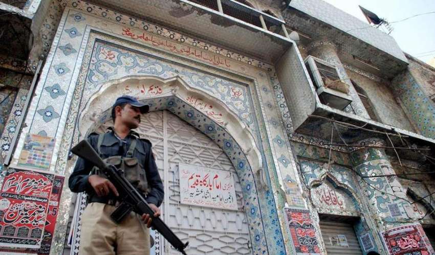 راولپنڈی: پولیس اہلکار مرکزی امام بارگاہ کے باہر الرٹ کھڑا ..