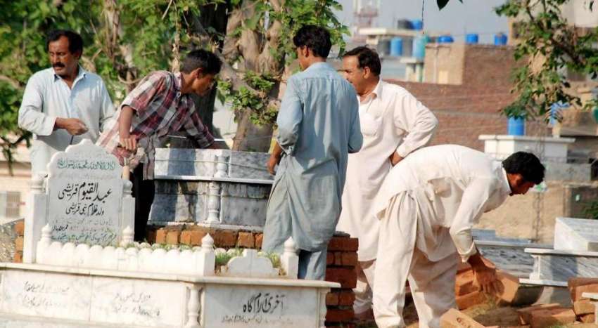 راولپنڈی: محرم الحرام کے دوران شہری اپنے پیاروں کی قبروں ..