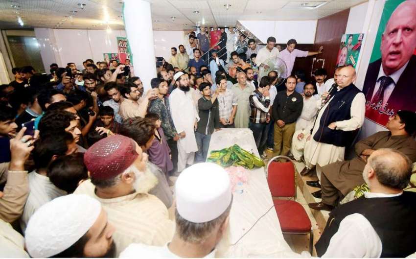 لاہور: تحریک انصاف پنجاب کے آرگنائزر چوہدر محمد سرور پارٹی ..