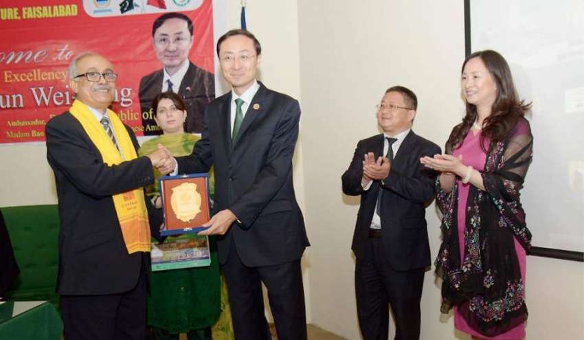 فیصل آباد: پاکستان میں چینی سفیر شن وائی ڈونگ کی کو زرعی ..