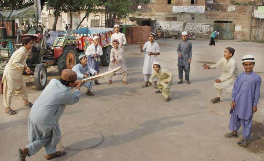 لاہور: بچے گلی میں کرکٹ کھیل رہے ہیں۔
