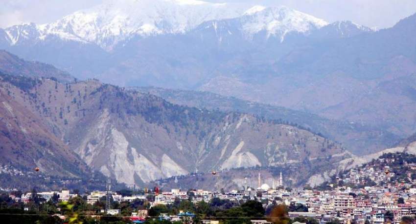 مظفر آباد: موسم سرما کی پہلی بارش کے بعد پہاڑوں پر پڑنے والی ..