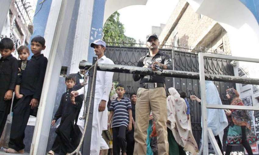 لاہور: پولیس اہلکار کربلا گامے شاہ کے باہر الرٹ کھڑا ہے۔