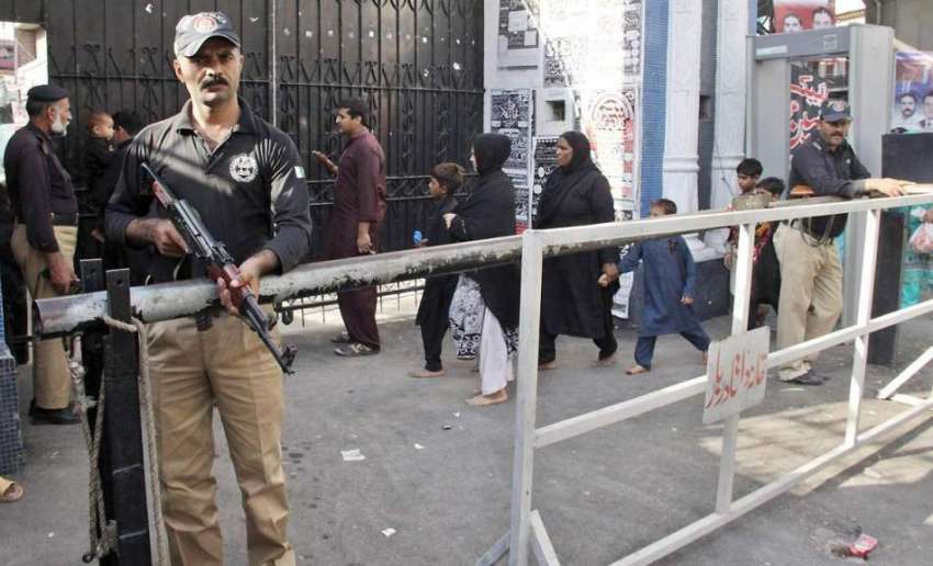 لاہور: پولیس اہلکار کربلا گامے شاہ کے باہر الرٹ کھڑا ہے۔