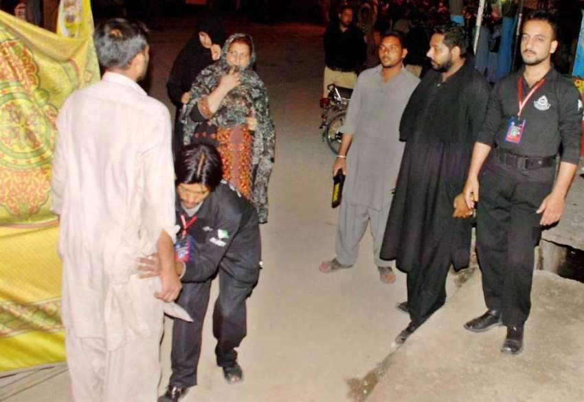 راولپنڈی: ڈھوک رتہ میں جلوس میں آنیوالوں کی چیکنگ کی جا رہی ..