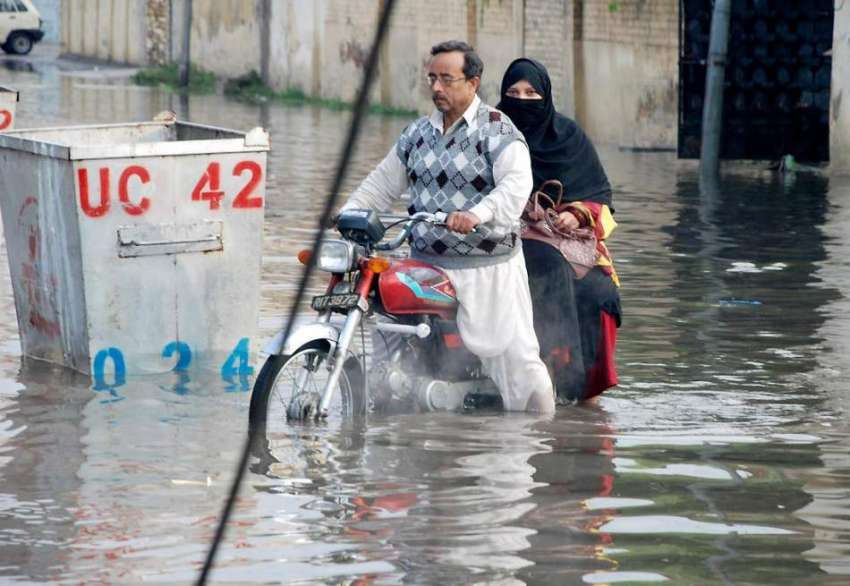 راولپنڈی: شدید بارش کے بعد ڈھوک کھبہ میں بارش کے بعد جمع ..
