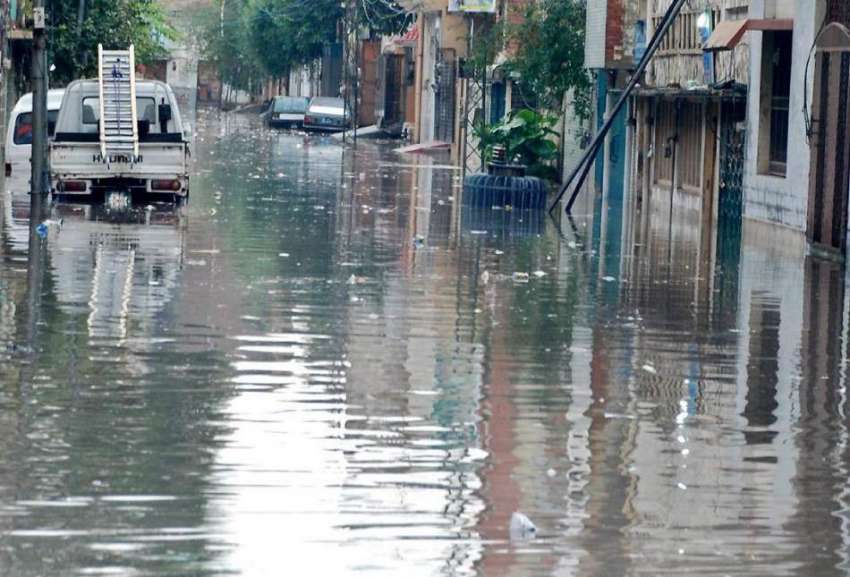 راولپنڈی: شدید بارش کے ملت کالونی میں بارش کے پانی میں واپڈا ..