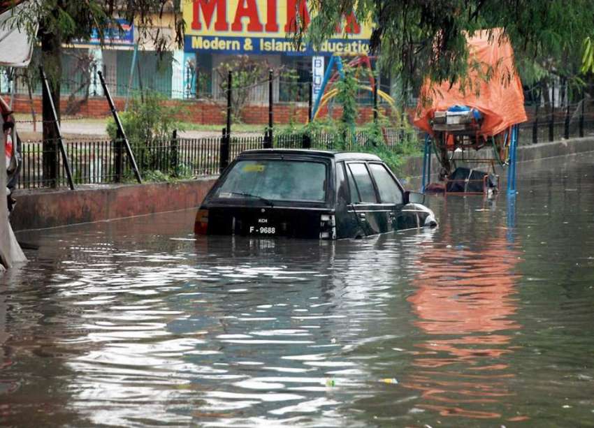 راولپنڈی: شدید بارش کے ملت کالونی میں بارش کے پانی میں ایک ..