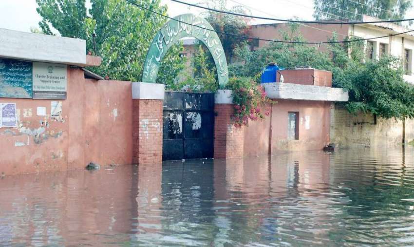 راولپنڈی: شدید بارش کے ملت بعد کالونی میں گورنمنٹ سکول میں ..