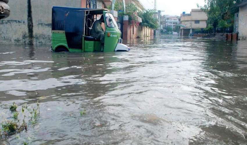 راولپنڈی: شدید بارش کے بعد ملت کالونی روڈ پر بارش کے پانی ..