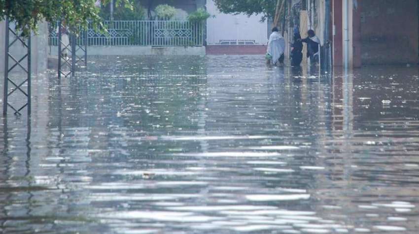 راولپنڈی: شدید بارش کے بعد ڈھوک کھبہ میں بارش کے جمع پانی ..