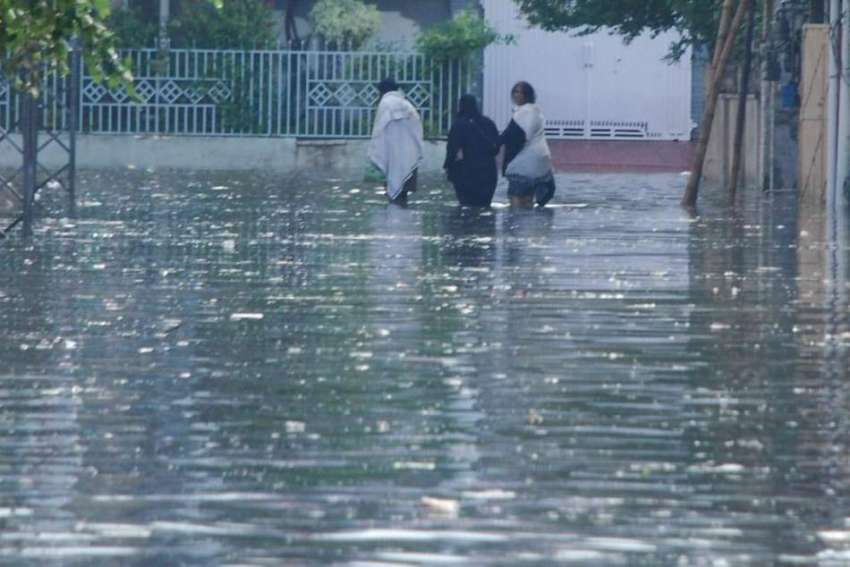 راولپنڈی: شدید بارش کے بعد ڈھوک کھبہ میں بارش کے جمع پانی ..