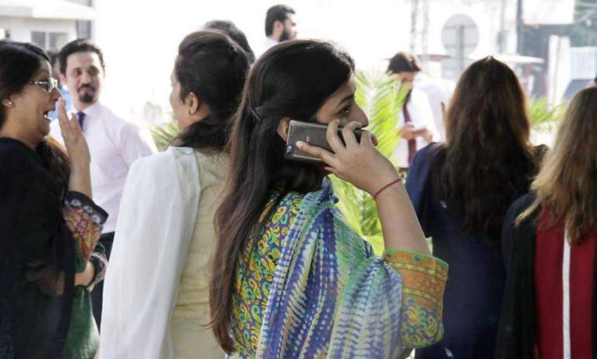 لاہور: شدید زلزلے کے بعد خواتین ورکرز فون کر کے اہل خانہ ..