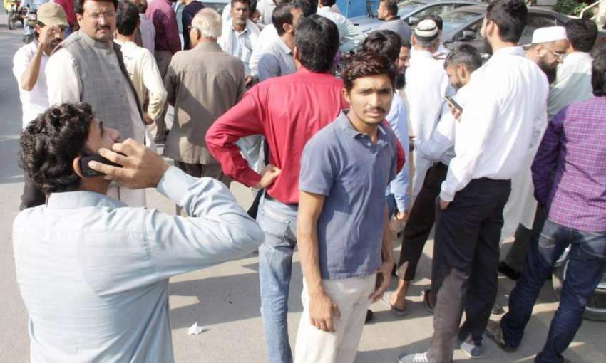 لاہور: شہری شدید زلزلے کے خوف سے عمارتوں سے باہر نکل کر سڑک ..