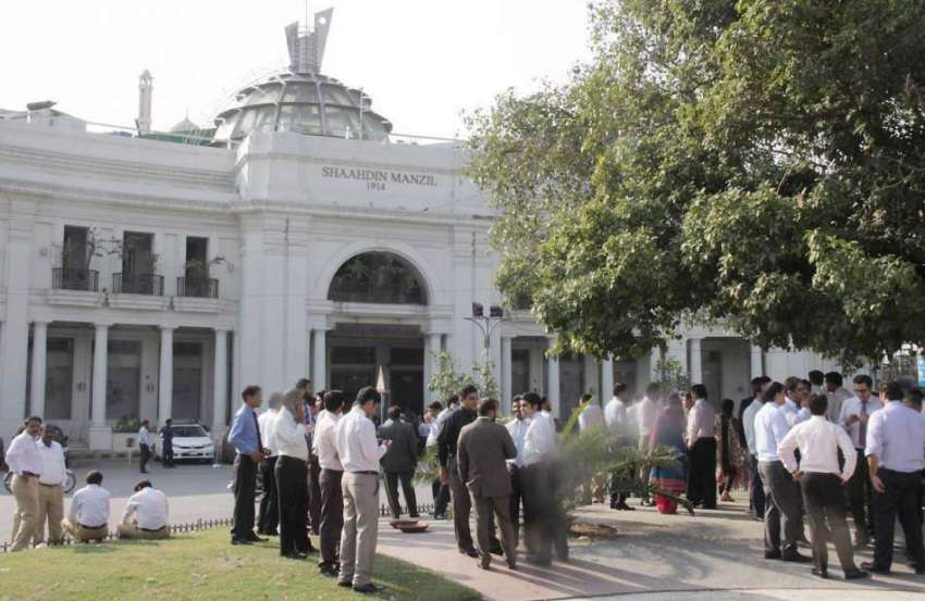 لاہور: شہری شدید زلزلے کے خوف سے دفاتر سے نکل کر کھلے مقام ..