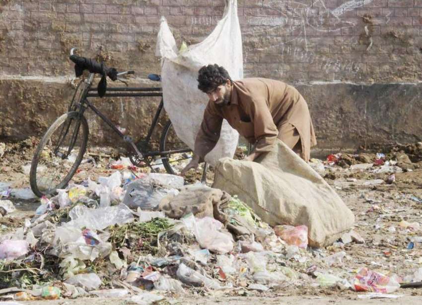 لاہور: خانہ بدوش شخص کوڑے کے ڈھیر سے کار آمد اشیا تلاش کر ..