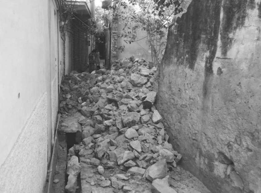 حسن ابدال: زلزلے کے نتیجے میں گرنے والی دیوار۔