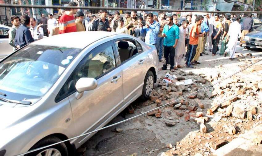 راولپنڈی: زلزلے کے بعد کالج روڈ پر دیوار گرنے کے بعد لوگ ..