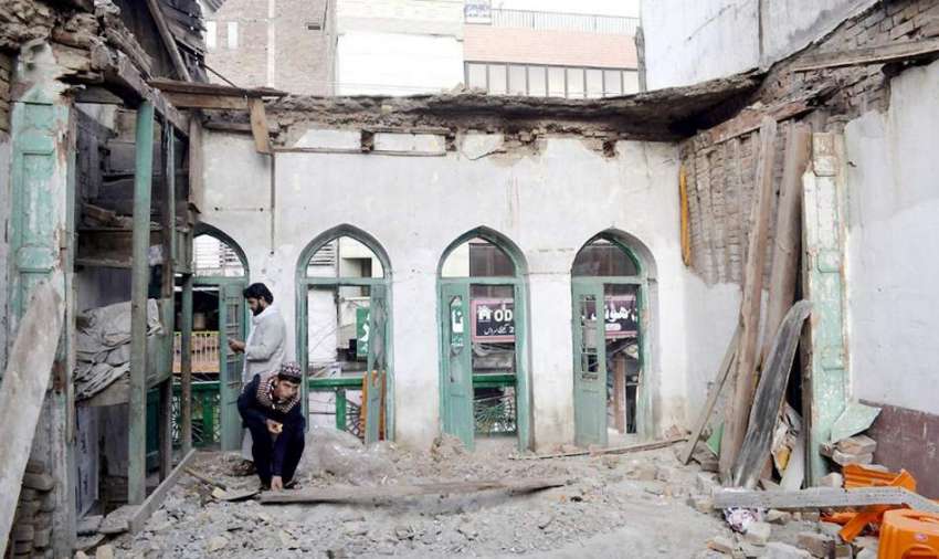 پشاور: زلزلے سے قصہ خوانی بازار میں گرنے والی چھت کا ملبہ ..