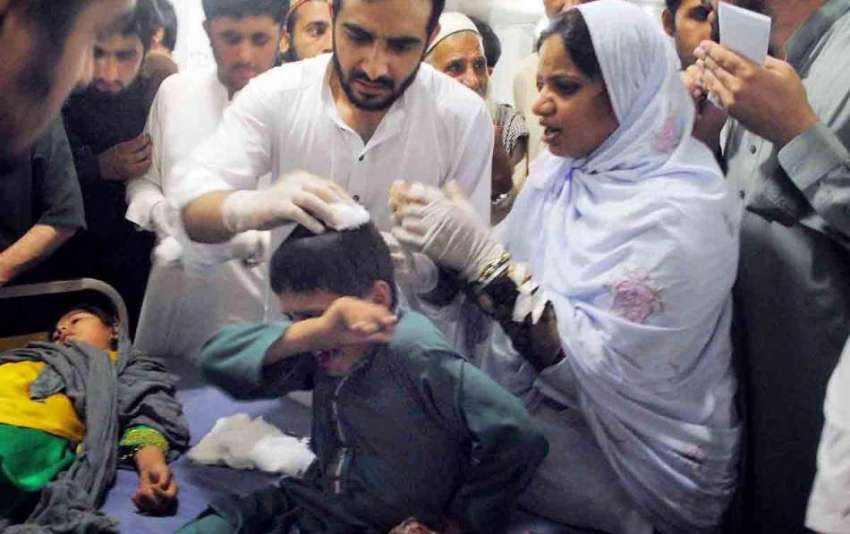 پشاور: زلزلے میں زخمی ہونیوالے بچے کو طبی امداد دی جا رہی ..