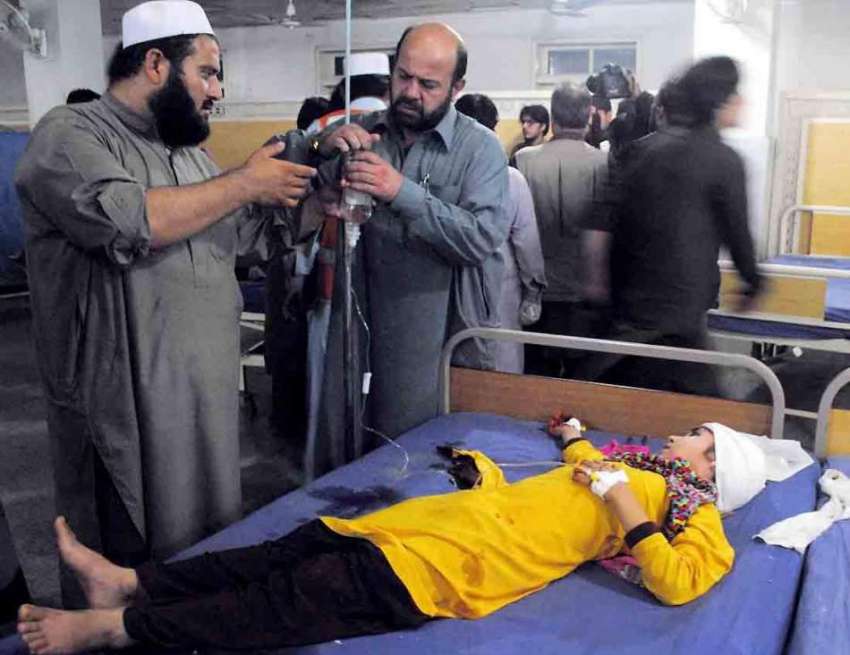 پشاور: زلزلے میں زخمی ہونیوالی بچی کو طبی امداد دی جا رہی ..