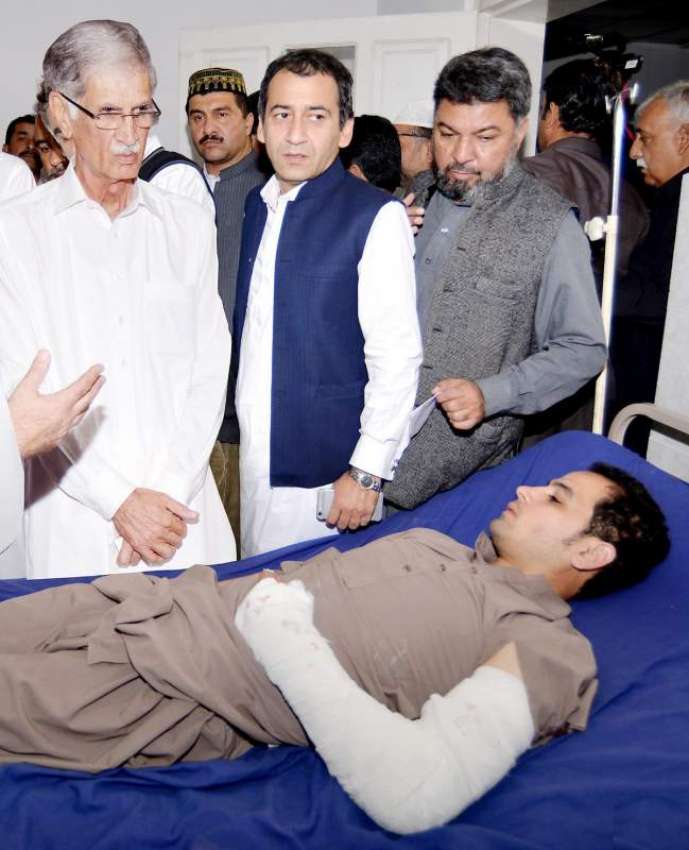 پشاور: وزیر اعلیٰ خیبر پختونخوا پرویز خٹک لیڈی ریڈنگ ہسپتال ..