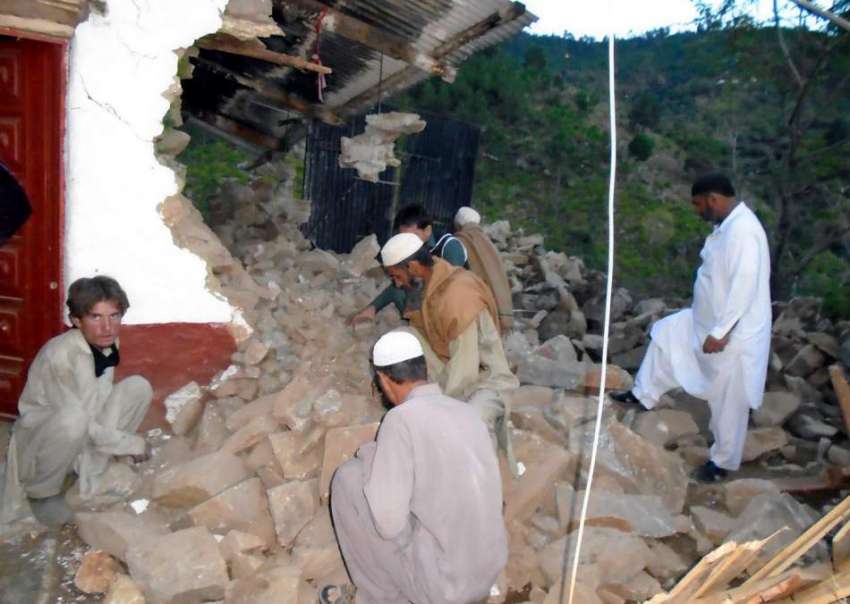 لوئر دیر: زلزلے کے نتیجے میں تباہ ہونی والی عمارت۔