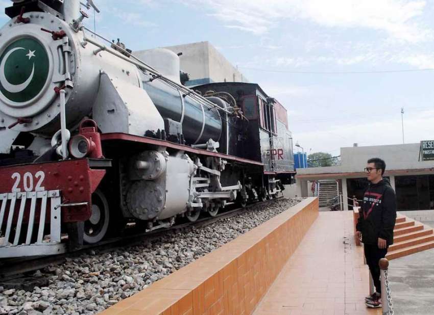 پشاور: ایک چینی سیاہ ریلوے اسٹیشن پر کھڑے انجن کو دیکھ رہا ..
