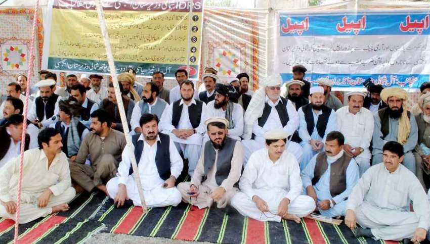 پشاور: آل پارٹیز سیاسی اتحاد کے مشیران اپنے مطالبات کے حق ..