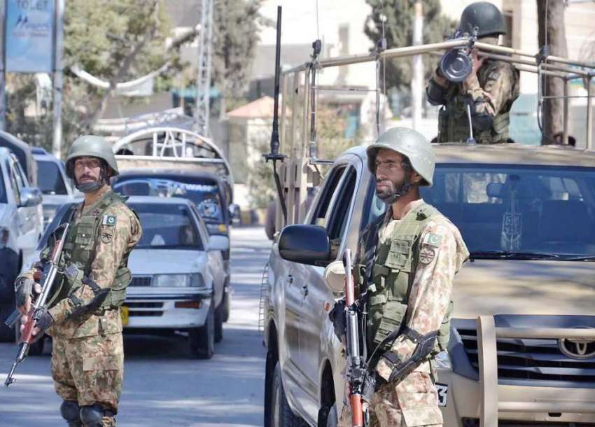 کوئٹہ: پاک فوج کے جوان ٹریننگ کے دوران شاہراح حالی پر الرٹ ..