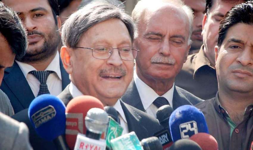 راولپنڈی: سابق صدر آصف علی زرداری کے وکیل فاروق ایچ نائیک ..