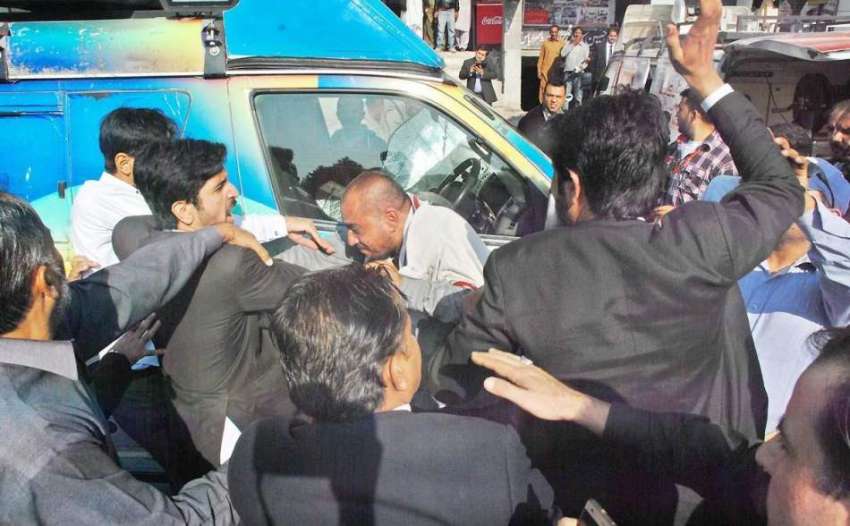 راولپنڈی: احاطہ کچہری میں وکلاء کوریج کے لیے آئے ہوئے صحافی ..