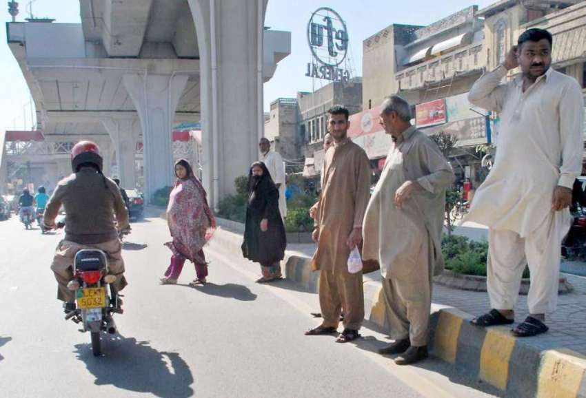 راولپنڈی: مری روڈ پر پیدل چلنے والوں کے لیے پل نہ ہونے کے ..