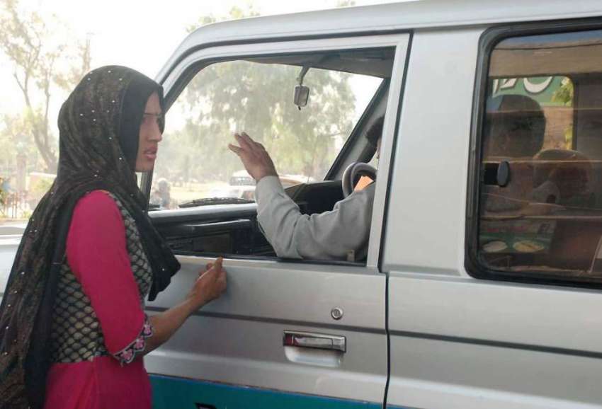 راولپنڈی: خواجہ سرا لیاقت باغ سگنل پر کھڑی گاڑیوں میں شہریوں ..