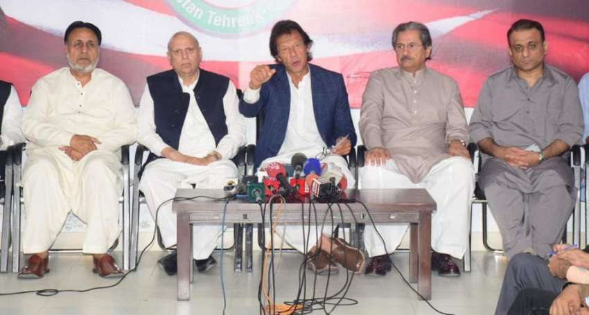 لاہور: تحریک انصاف کے چیئرمین عمران خان پارٹی سیکرٹریٹ میں ..