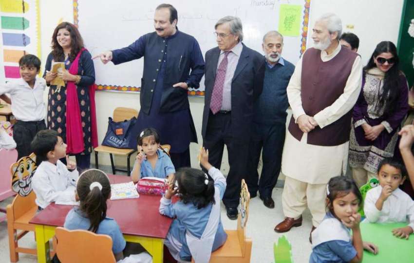 لاہور: صوبائی وزیر تعلیم رانا مشہود احمد خان لیب سکول ایف ..