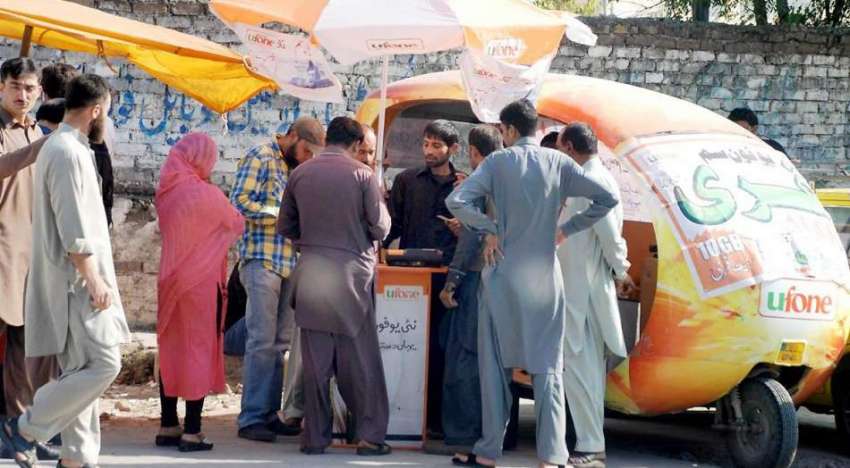 راولپنڈی: شہری روڈ کنارے لگے سیلولر کمپنی کے سٹال سے سمیں ..