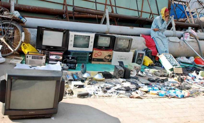 راولپنڈی: کمیٹی چوک میں ایک شخص کباڑ کے سٹال میں ٹی وی لگائے ..