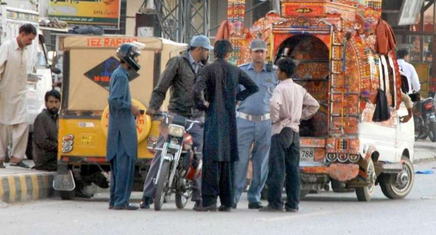 راولپنڈی: مری روڈ پر ٹریفک رواں دواں رکھنے کے لیے ٹریفک پولیس ..