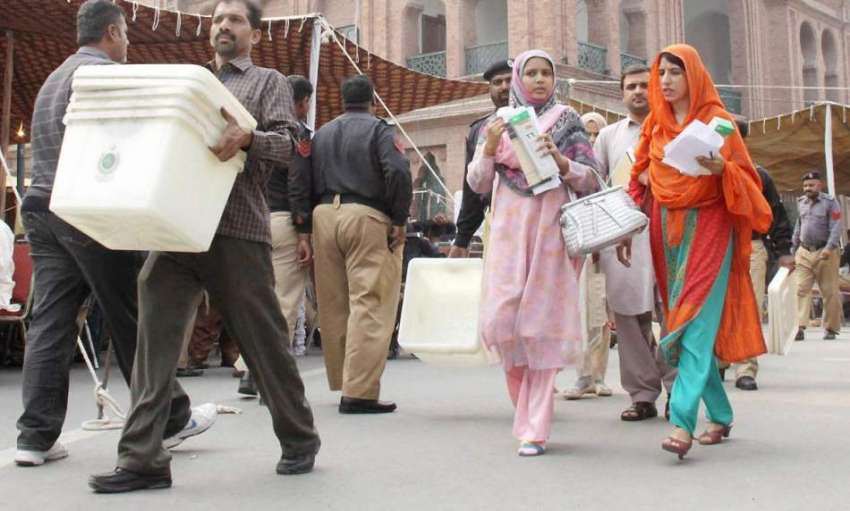 لاہور: ٹاؤن ہال میں بلدیاتی انتخابات کے سلسلہ میں پولنگ ..