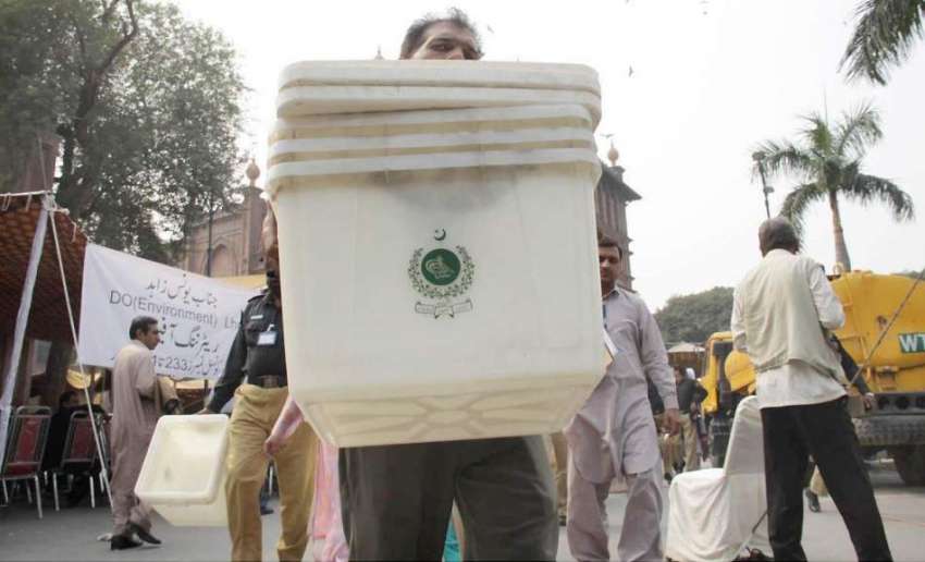 لاہور: ٹاؤن ہال میں بلدیاتی انتخابات کے سلسلہ میں پولنگ ..