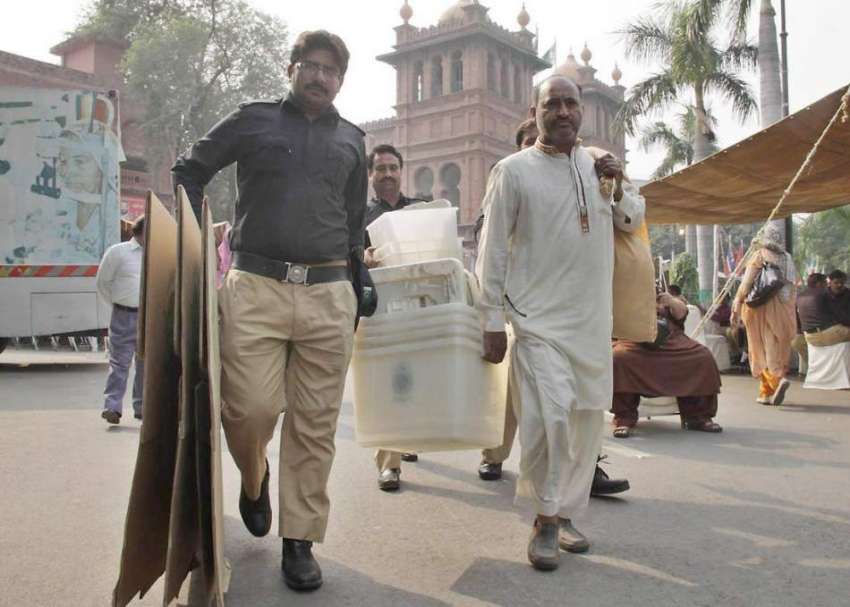 لاہور: پولیس اہلکار ٹاؤن ہال میں بلدیاتی انتخابی کے سلسلہ ..
